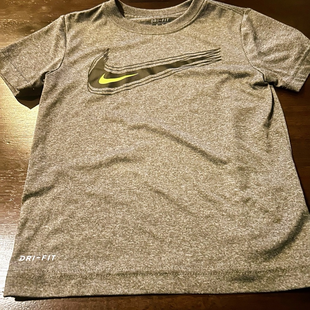 Boys size 6 Nike tee.